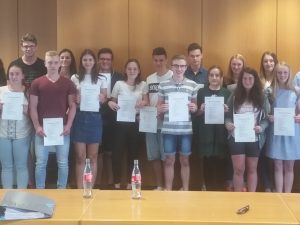 Schülerinnen und Schüler des beruflichen Oberstufengymnasiums der Dr.-Walter-Bruch-Schule erhalten Abschlusszertifikate der AG Wirtschaft