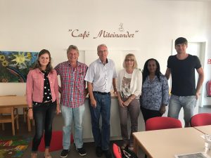 Unterstützung für das Café Miteinander – Dr.-Walter-Bruch-Schule übergibt Spende aus Hallenfußballturnier