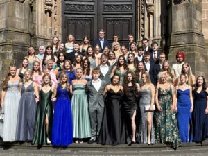47 Abiturientinnen und Abiturienten des Oberstufenverbundes der Dr.-Walter-Bruch-Schule St. Wendel, GemS Schaumberg Theley und GemS St. Wendel feiern eine gelungene Abiturfeier mit vielen Lichtblicken