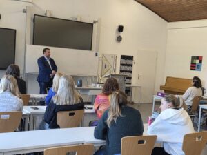EU-Projekttag am BBZ St. Wendel: Minister Jung im Austausch mit Schülerinnen und Schülern
