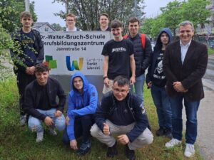 Der Technikkurs des Beruflichen Oberstufengymnasiums der Dr.-Walter-Bruch-Schule in St. Wendel besucht die „Woche des Wasserstoffs“ bei Bosch