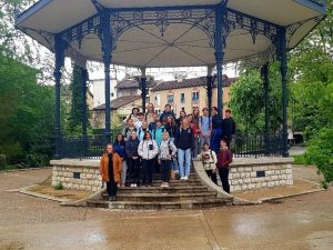 Bienvenue en Rhônes-Alpes! Schüler*innen der Dr.-Walter-Bruch-Schule machen sich mit Unterstützung des DFJW auf den Weg ins Juragebirge