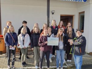 SchülerInnen des Oberstufengymnasiums der Dr.-Walter-Bruch-Schule spenden für Tierheim